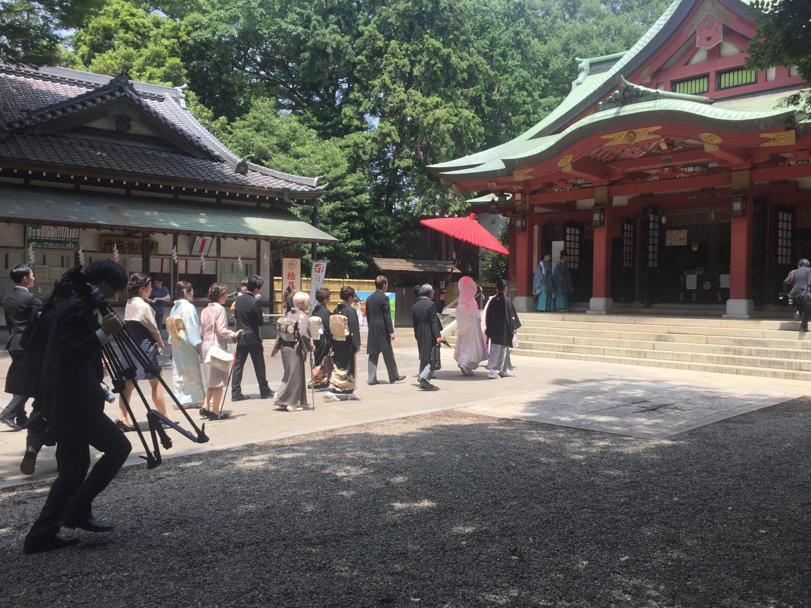 設備が整った、綺麗な社務所からの参進は、ともて美しい光景。