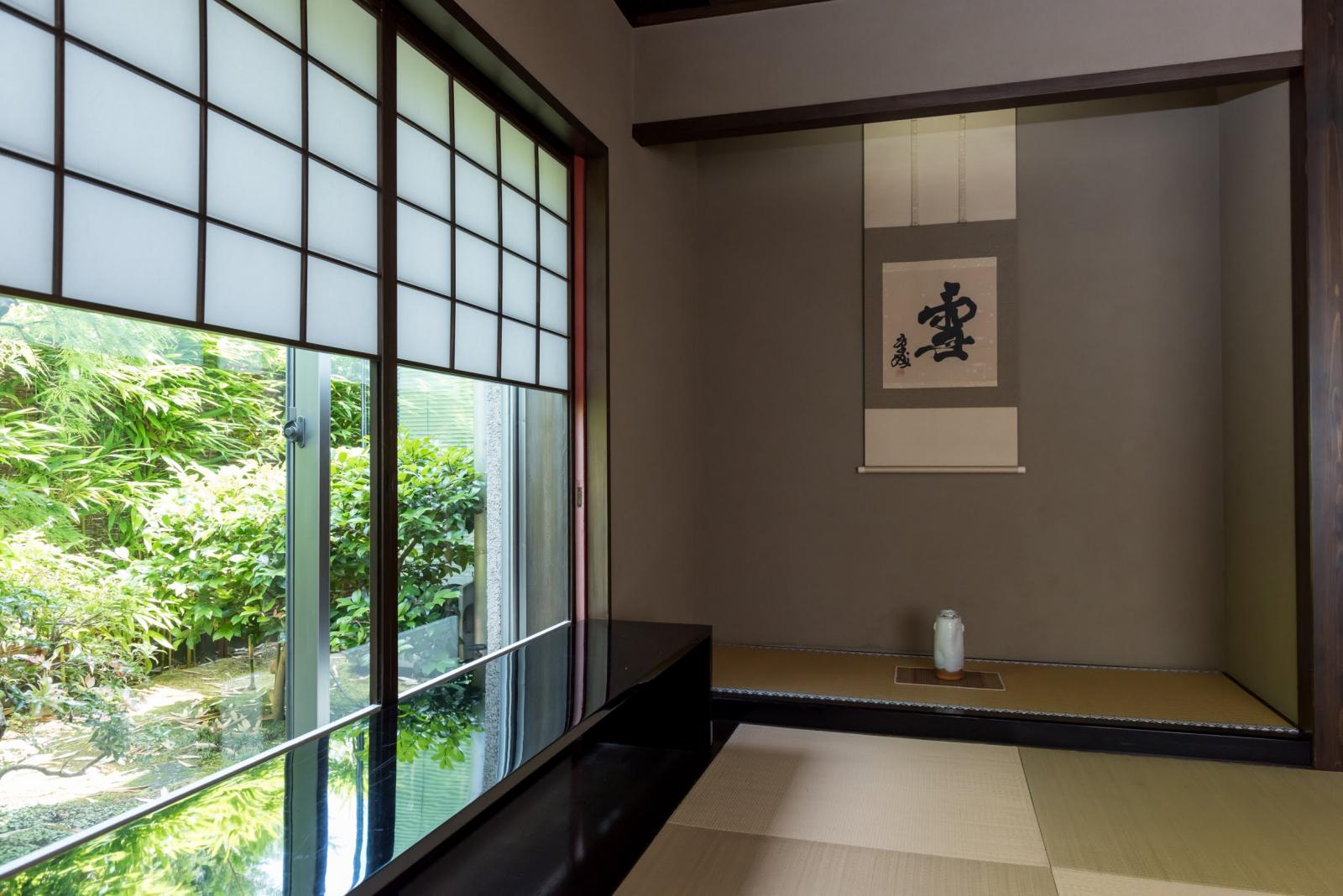 琉球畳が敷かれた茶室風の和室。親族の控室や更衣室としても利用が可能。
