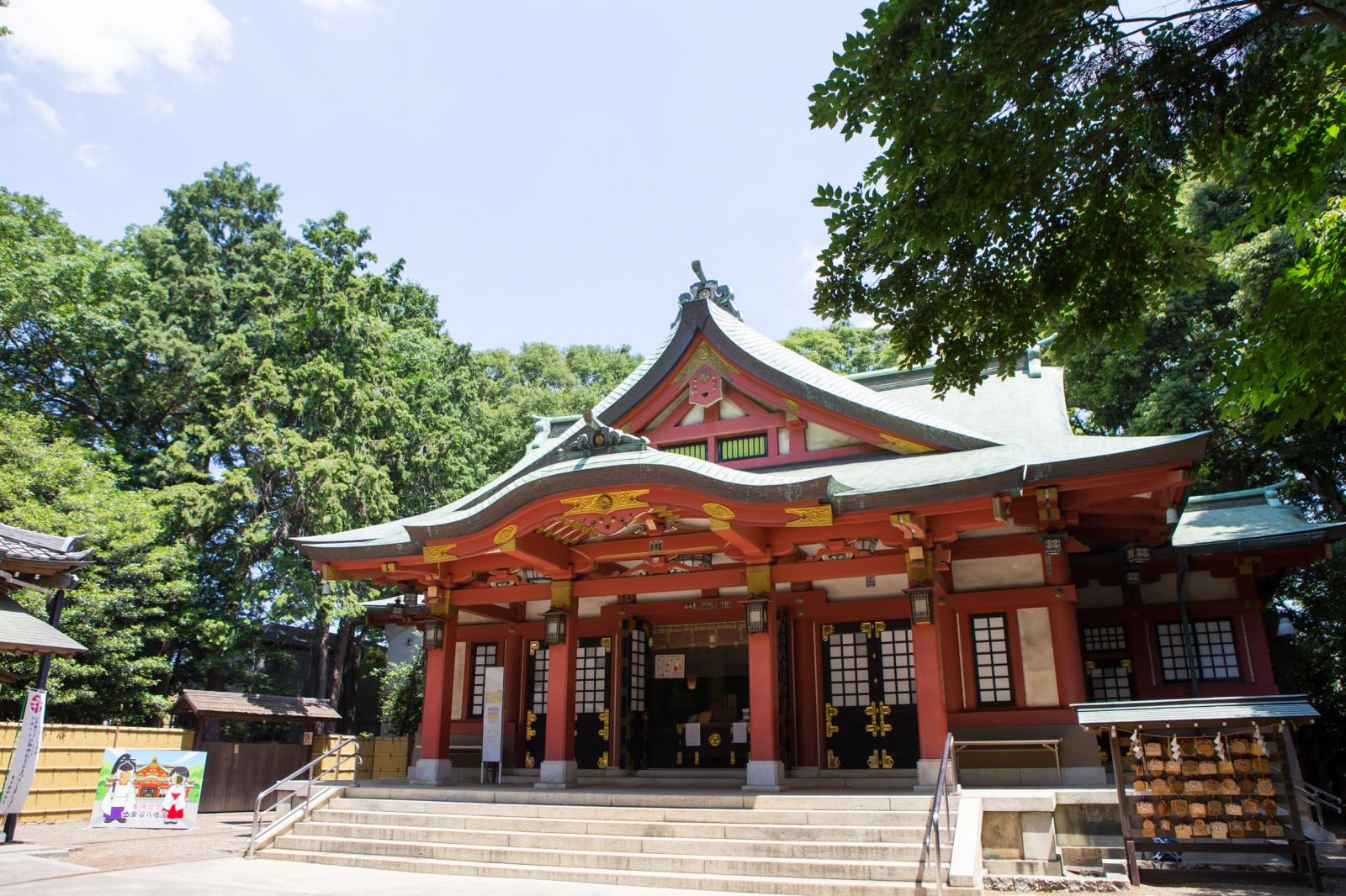 近隣の「世田谷八幡宮」は1日1組限定の結婚式を行える神社。挙式もしきたりだけを重んじた内容ではなく、ゲストの雰囲気や状況を考慮してくれるてとても温かなアットホームな神前式が叶います！