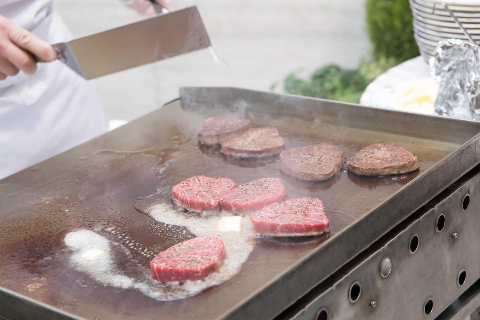 テラスではシェフ自ら鉄板焼きやBBQグリルで目の前で調理してくれます。見て美味し、食べて美味しい贅沢