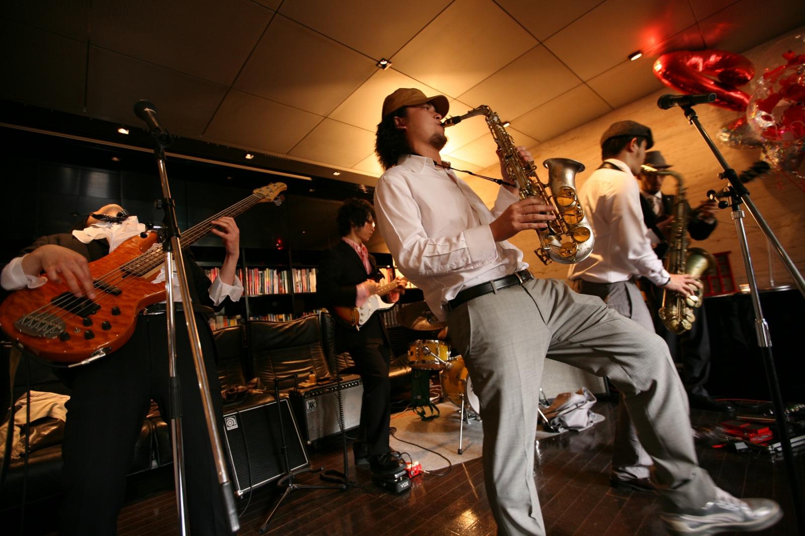 新郎やご友人によるバンド演奏もOK！クラッシックからロックまで幅広くご演奏頂けます