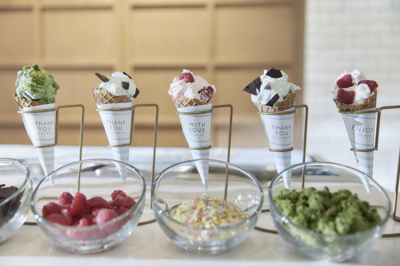 女性やお子様にも人気のストーンアイスやロールアイスの演出も可能