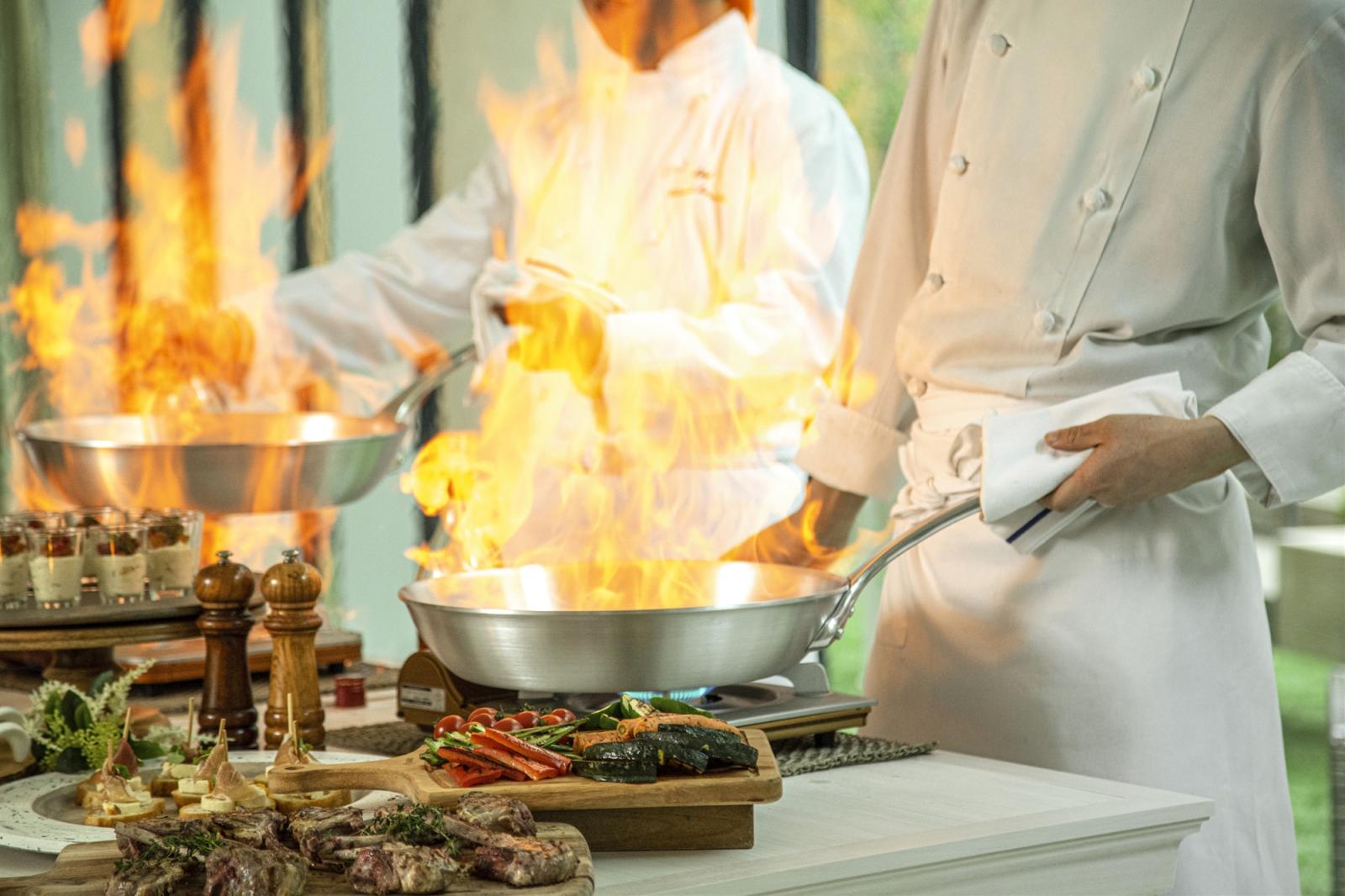 料理パフォーマンスや香りや音でもゲストを愉しませることができると非常に人気の演出の一つ