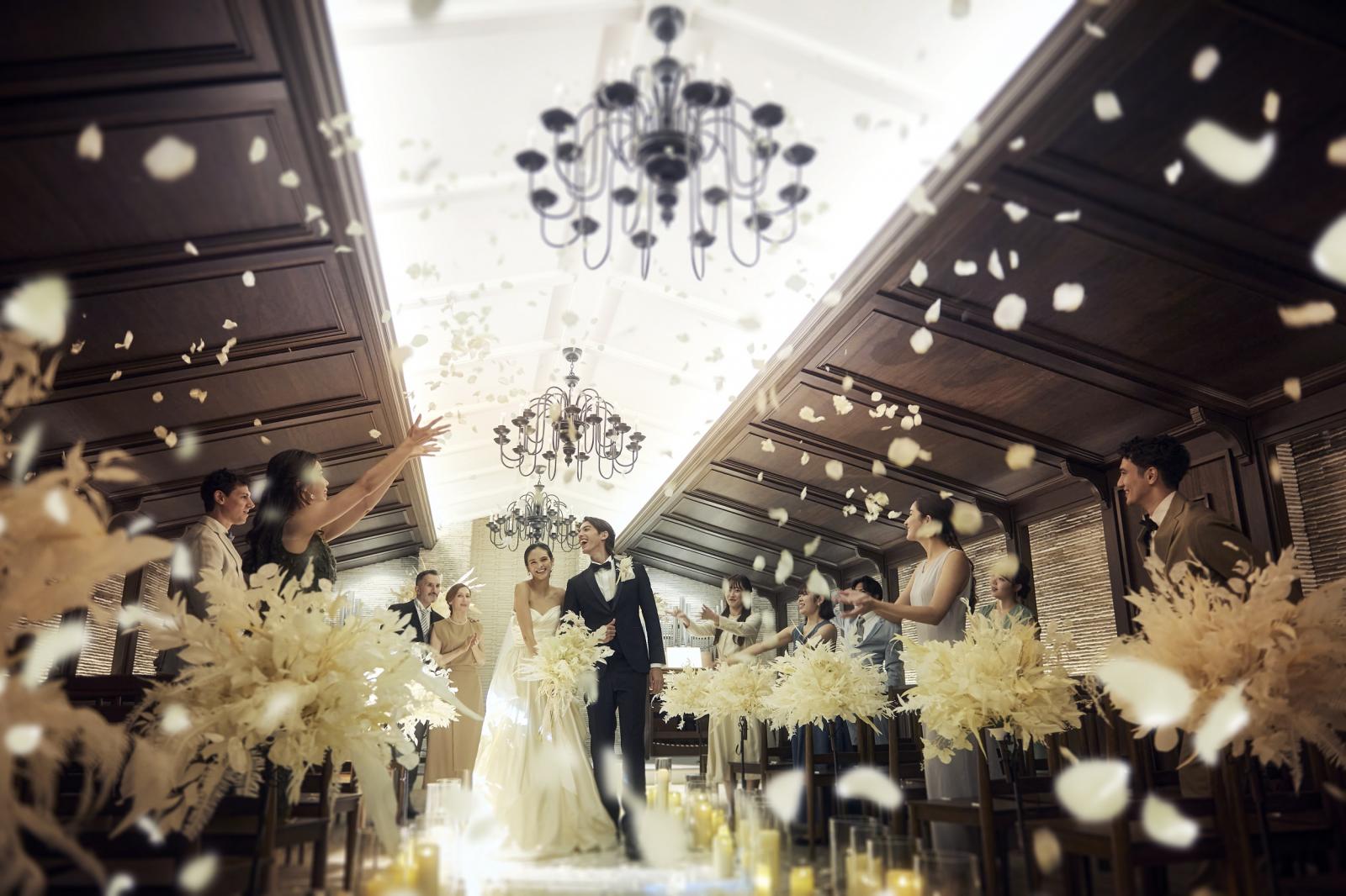 バージンロードは18m。天井に優しく灯る照明や温かみのある木目が印象的なチャペル。自然の質感で設えた空間に心も和み、誓いの瞬間も自然体で迎えられる。