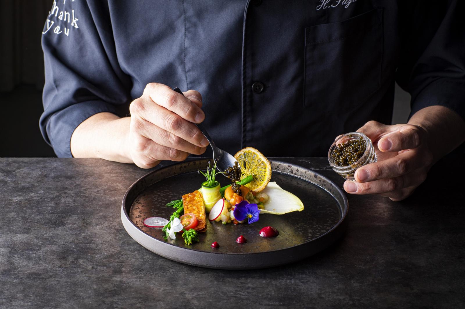 五感をふるわせる料理の数々。ゲストの手元に届いた瞬間に感嘆の声があがる色彩豊かな食材と、立体感ある美しい盛り付けは写真にもおさめたくなる