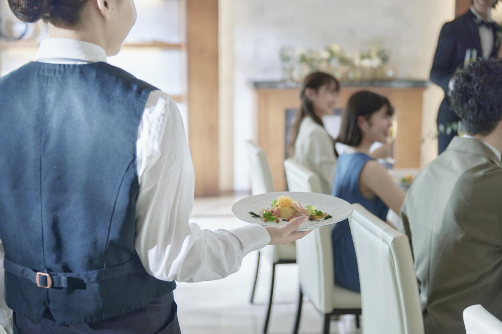 最高のお料理を、最高のタイミングで。スタッフ同士の密な連携もおもてなしには欠かせない要素