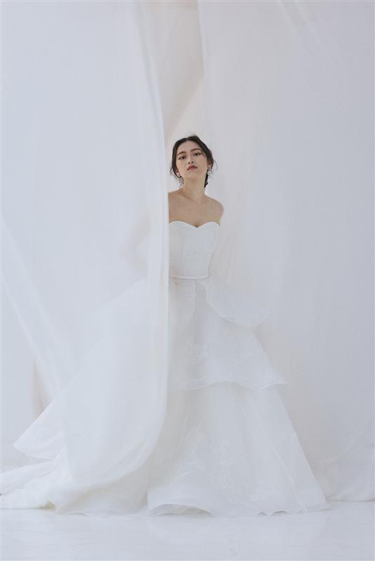 花びらのように重なり合う繊細な美しさと、凛とした可憐さをまとう一着