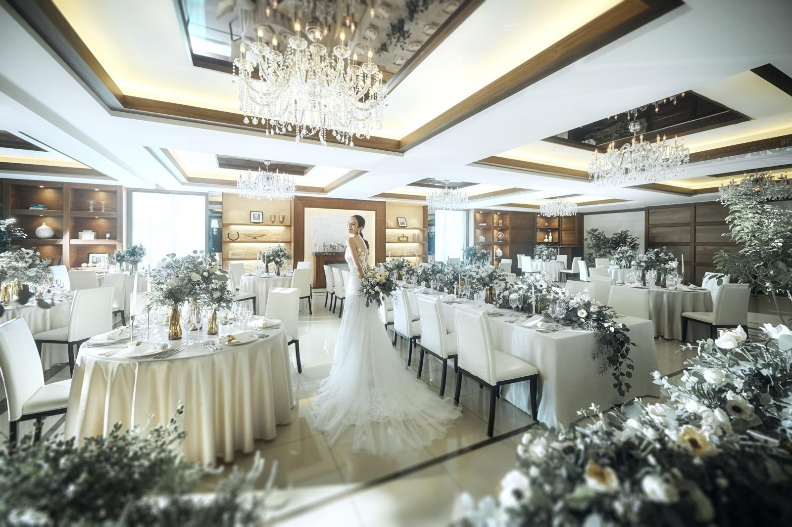 【アヴェニールクラス】ダークウッドを基調とした会場はホテルライクな上品さを感じられる空間