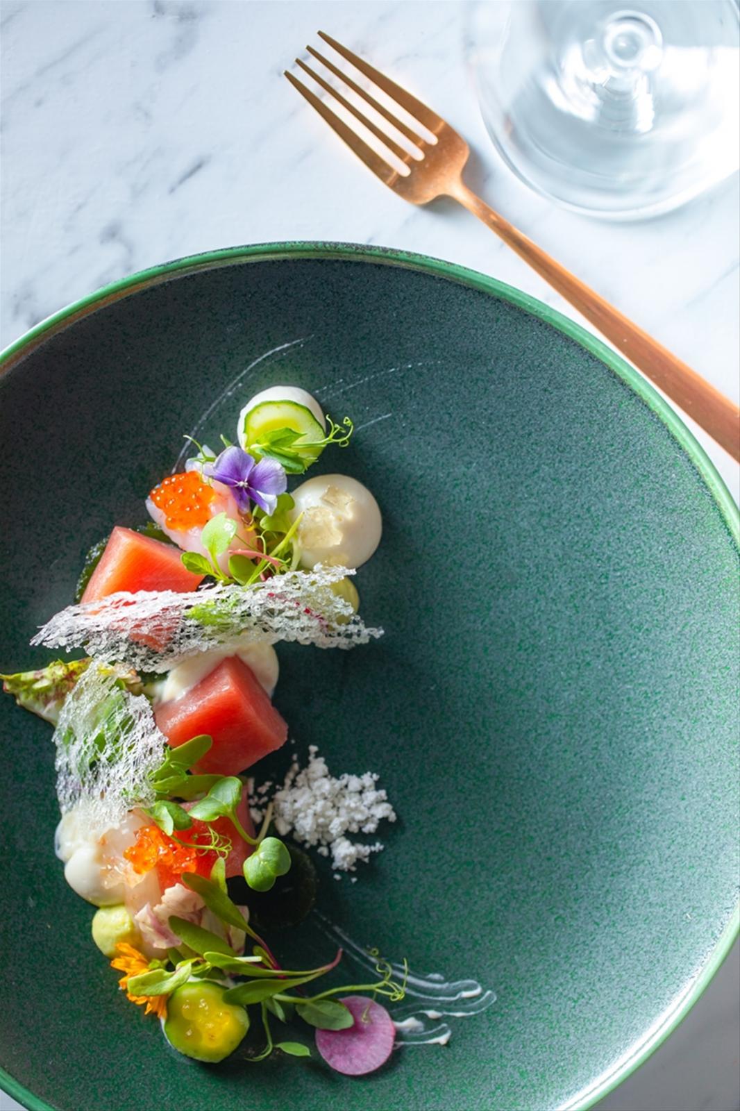 スペシャリテの「SUSHI」は鮮魚と玄米ムースや茗荷のマリネなど和の食材とのマリアージュを楽しむ逸品