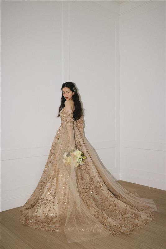 煌めきと透明感を重ねた装いが、凛とした華やかさを引き出す