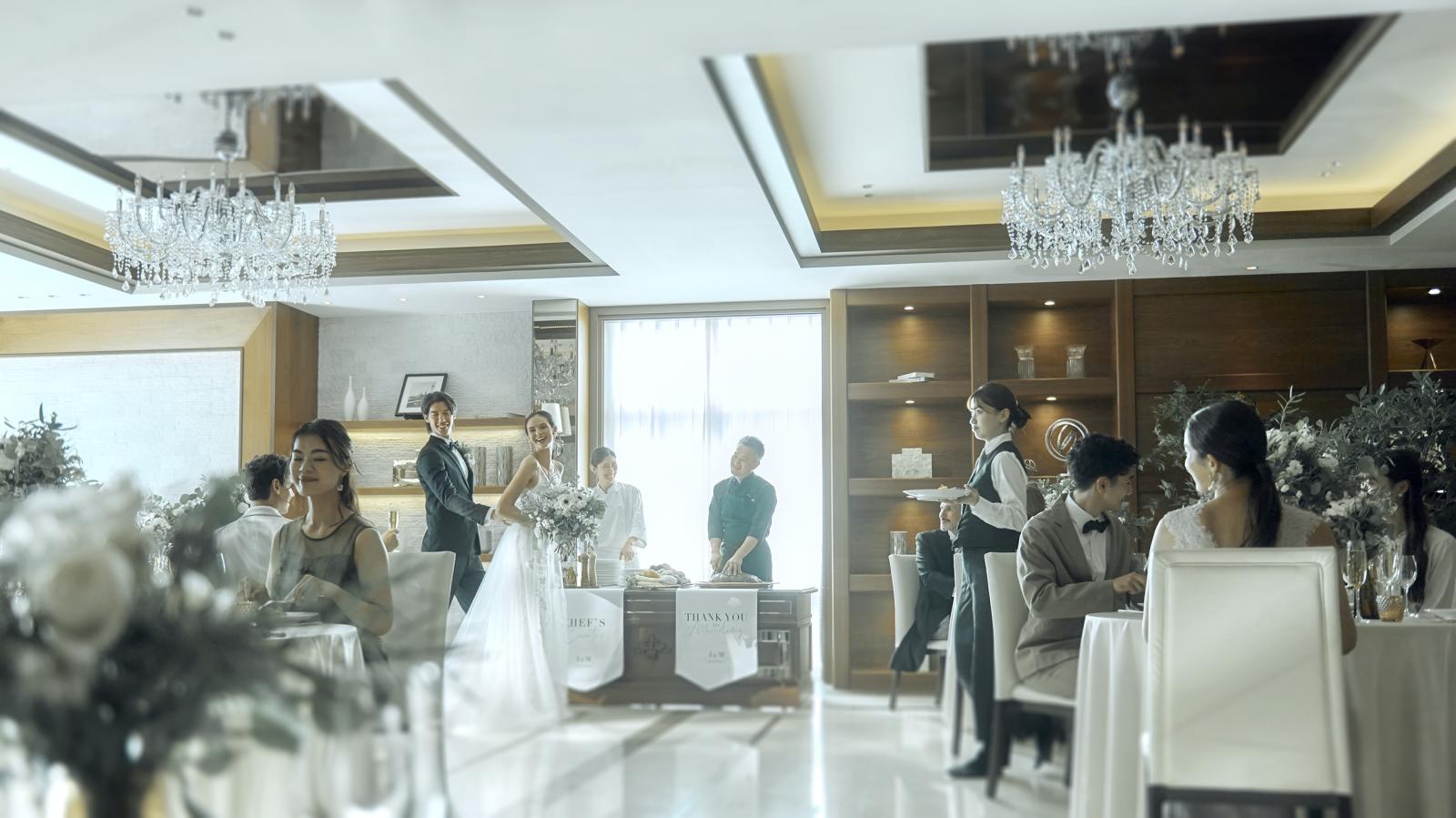 出来立ての料理をベストなタイミングでサーブ。緻密な連携でゲストをもてなす。おふたりの出身地の名産を使って思い出の味を再現した、オリジナルメニューのご用意も可能