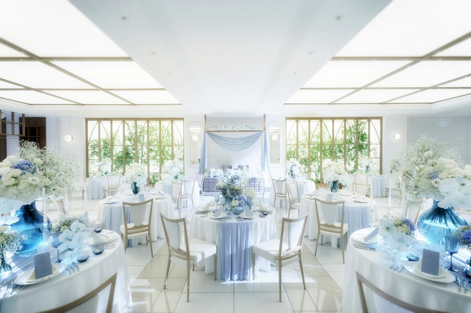 【アルマリアン】ホワイトにブルーをアクセントにした上質フェミニンなコーディネート