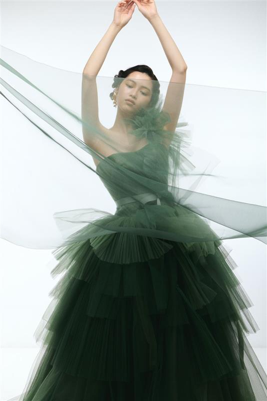 深みあるグリーンと幾重のチュールが描く、幻想的でアートのような一着