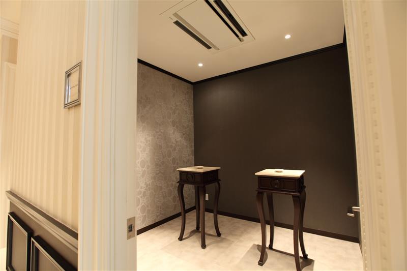 スモーキングルームを完備