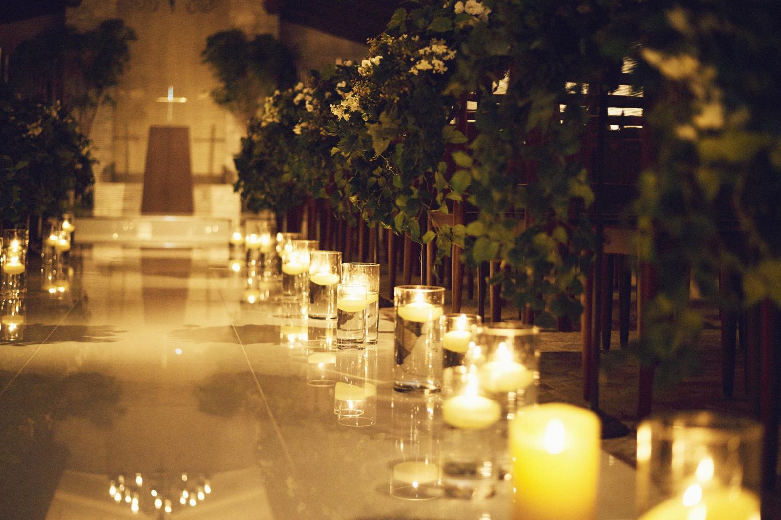 大理石のバージンロードにキャンドルが反射する様子も幻想的で美しい