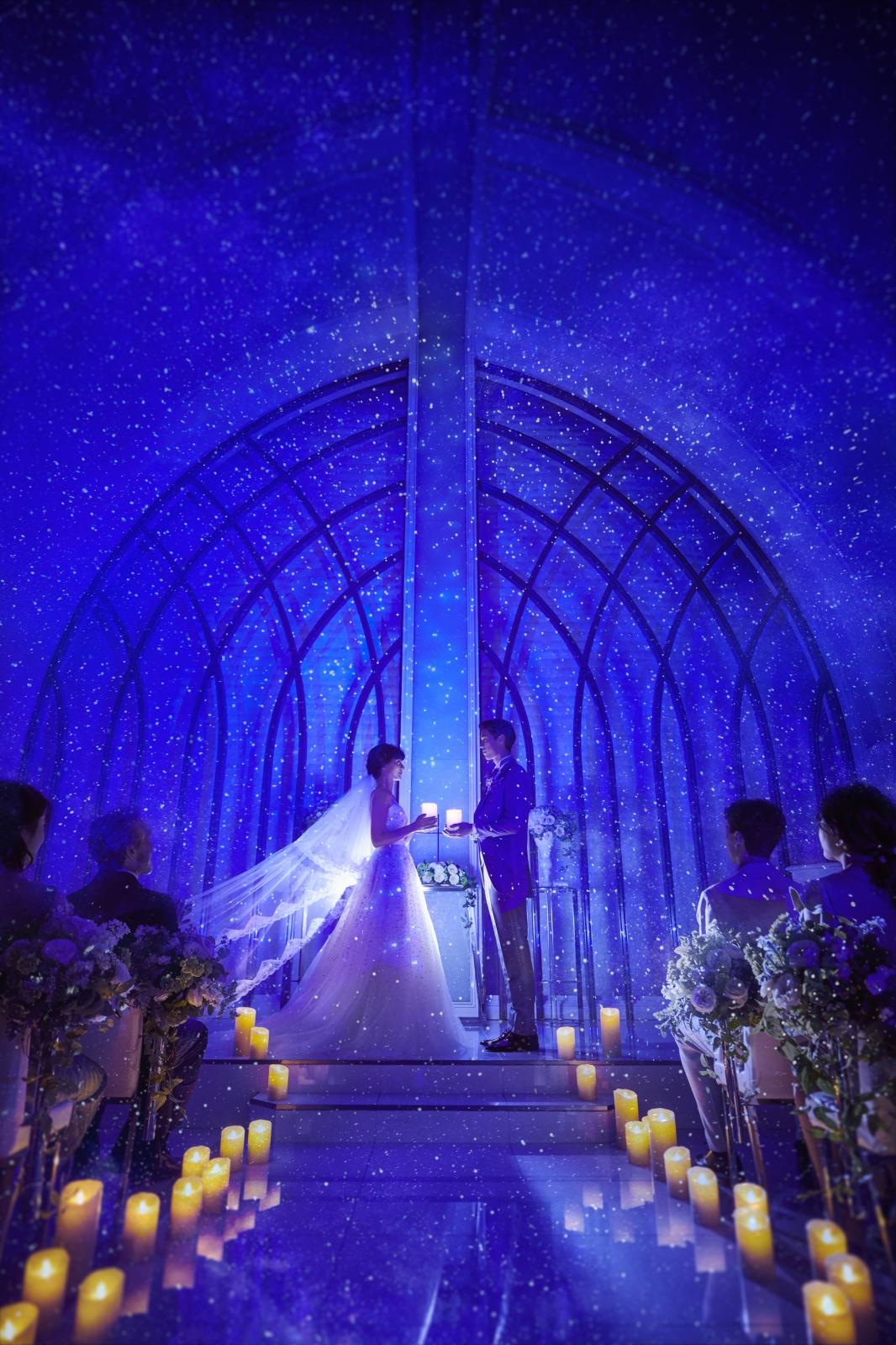 光の演出とキャンドルの灯りが美しいチャペルで永遠の誓いを