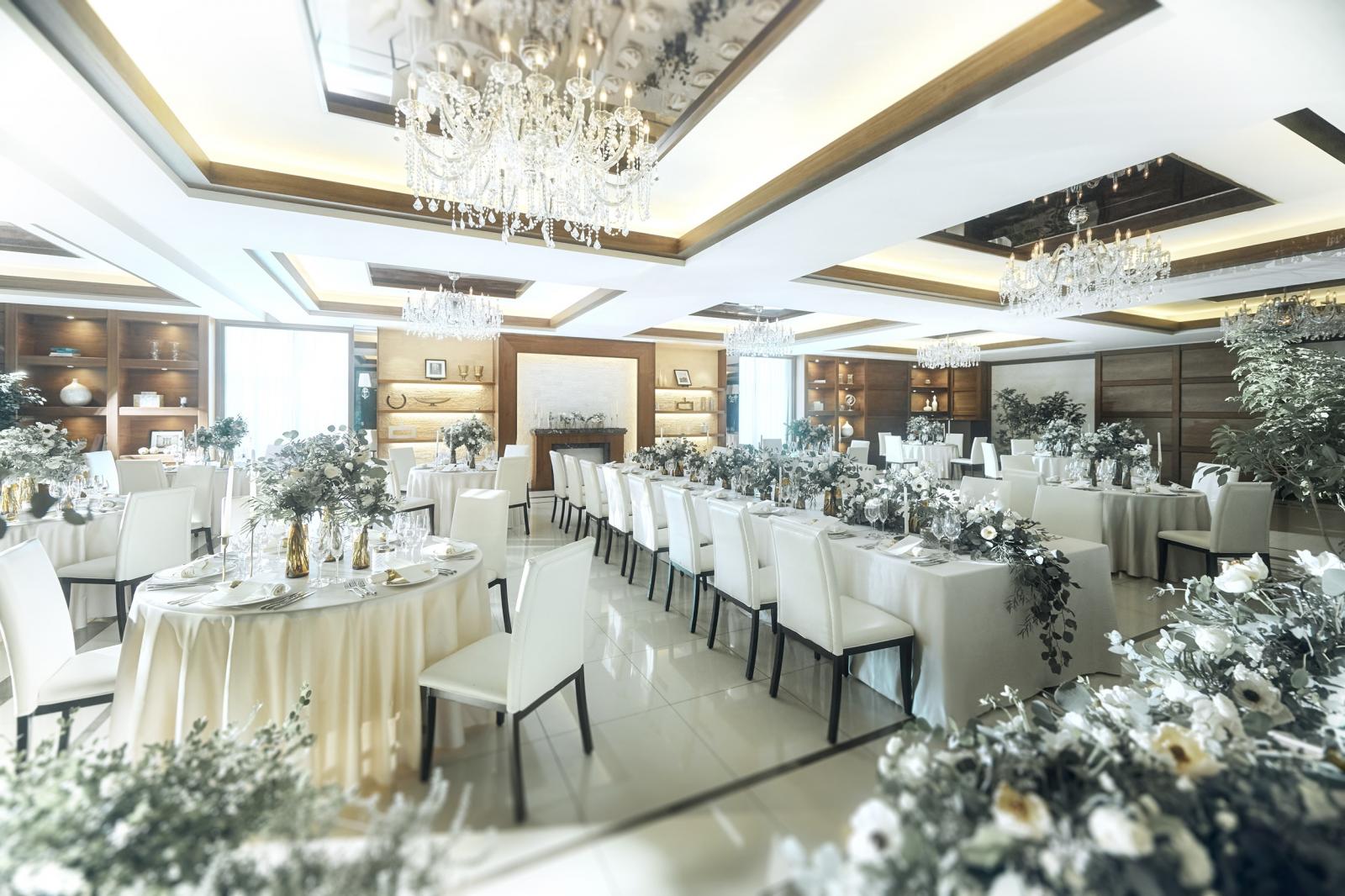 長卓をミックスしたレイアウトで正餐パーティの雰囲気を演出。ホテルライクだけの貸切が叶うのもうれしい。柔らかな自然光が差し込み、逆光にならないよう緻密に計算されたこだわり設計。