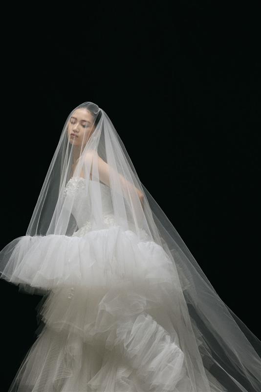 軽やかに揺れるチュールとロングベールが、幻想的な美しさを纏う