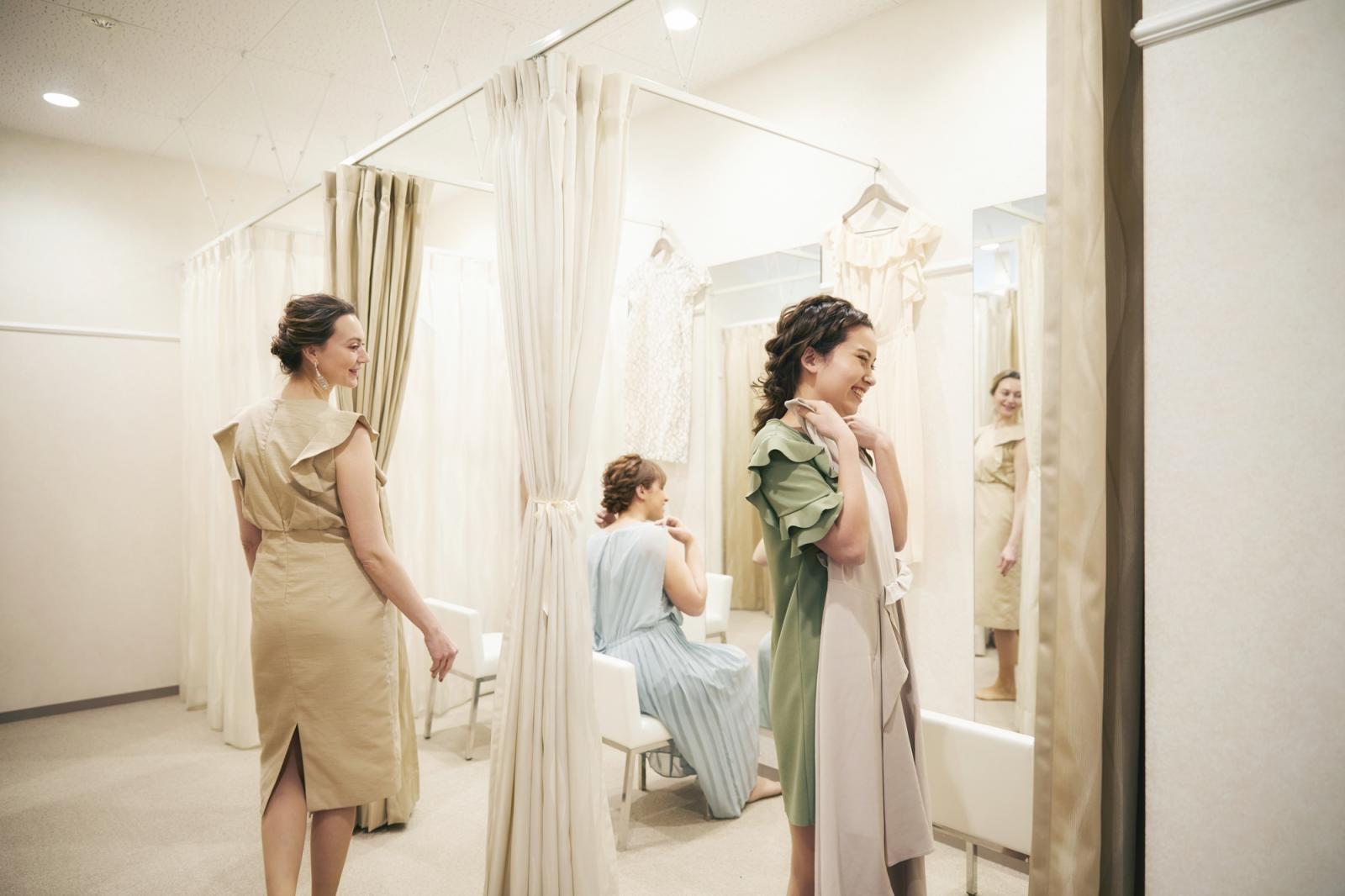 ゲストが自由に使える更衣室完備。ご希望によってヘアセット・着付も承っております