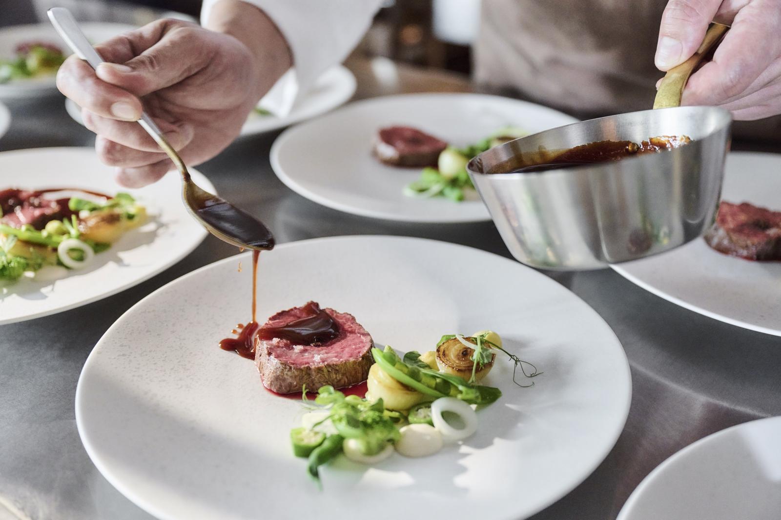 三ツ星レストランで修業を積んだシェフと和の職人が織りなす美食を楽しんで