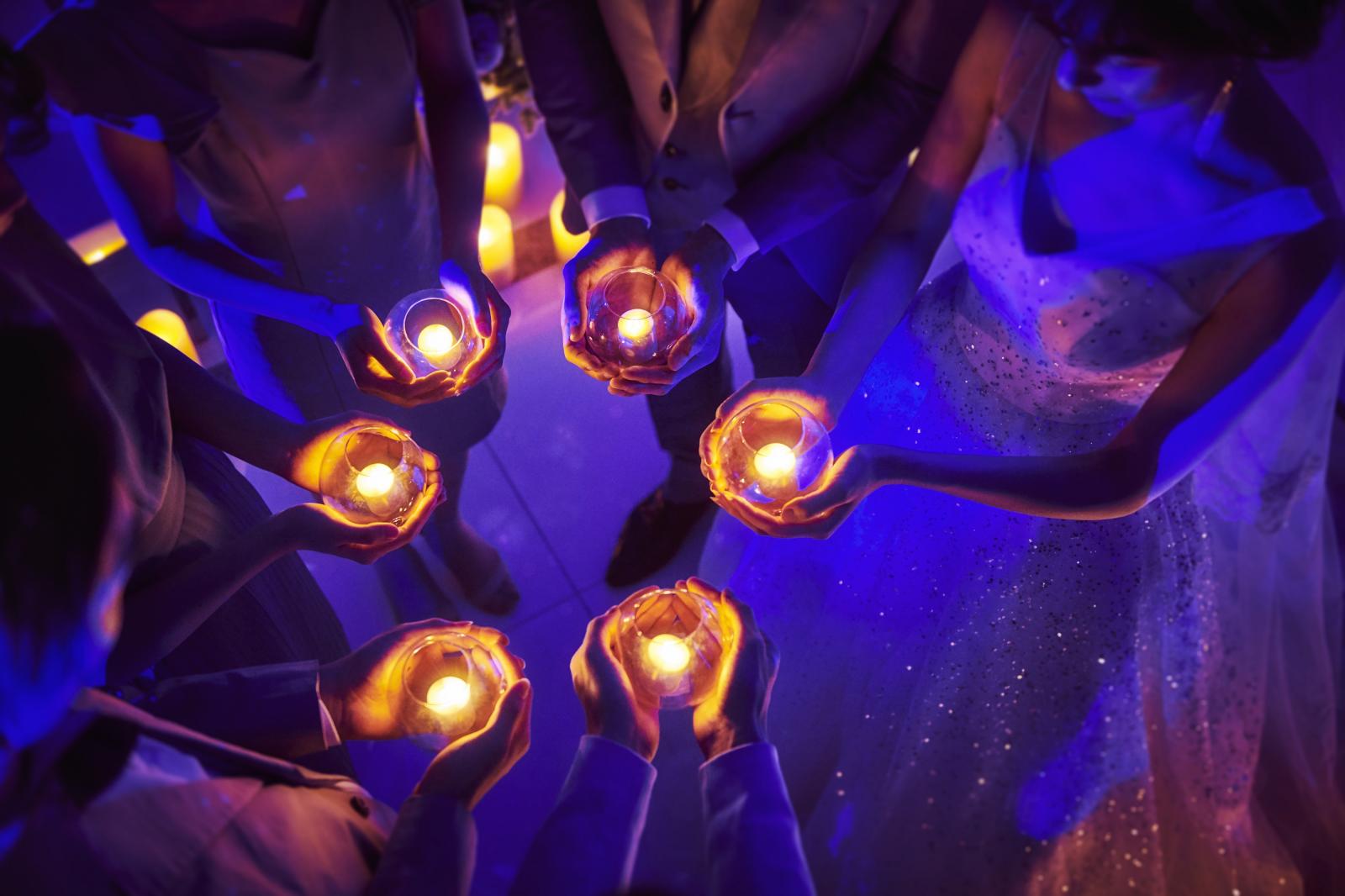 ゲストと繋ぐキャンドルリレーでセレモニーに一体感が生まれ、温かな祝福ムードが広がる