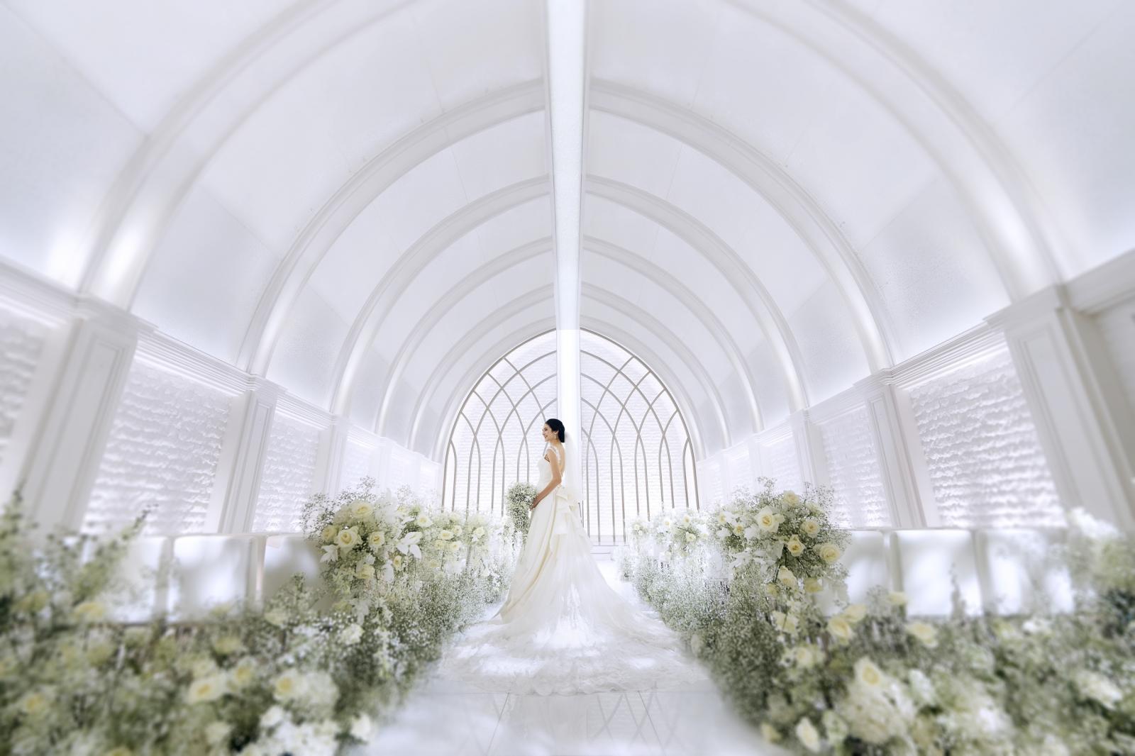 【アルマリアン】開放感のあるチャペルは正統派のセレモニーにぴったりの洗練された空間