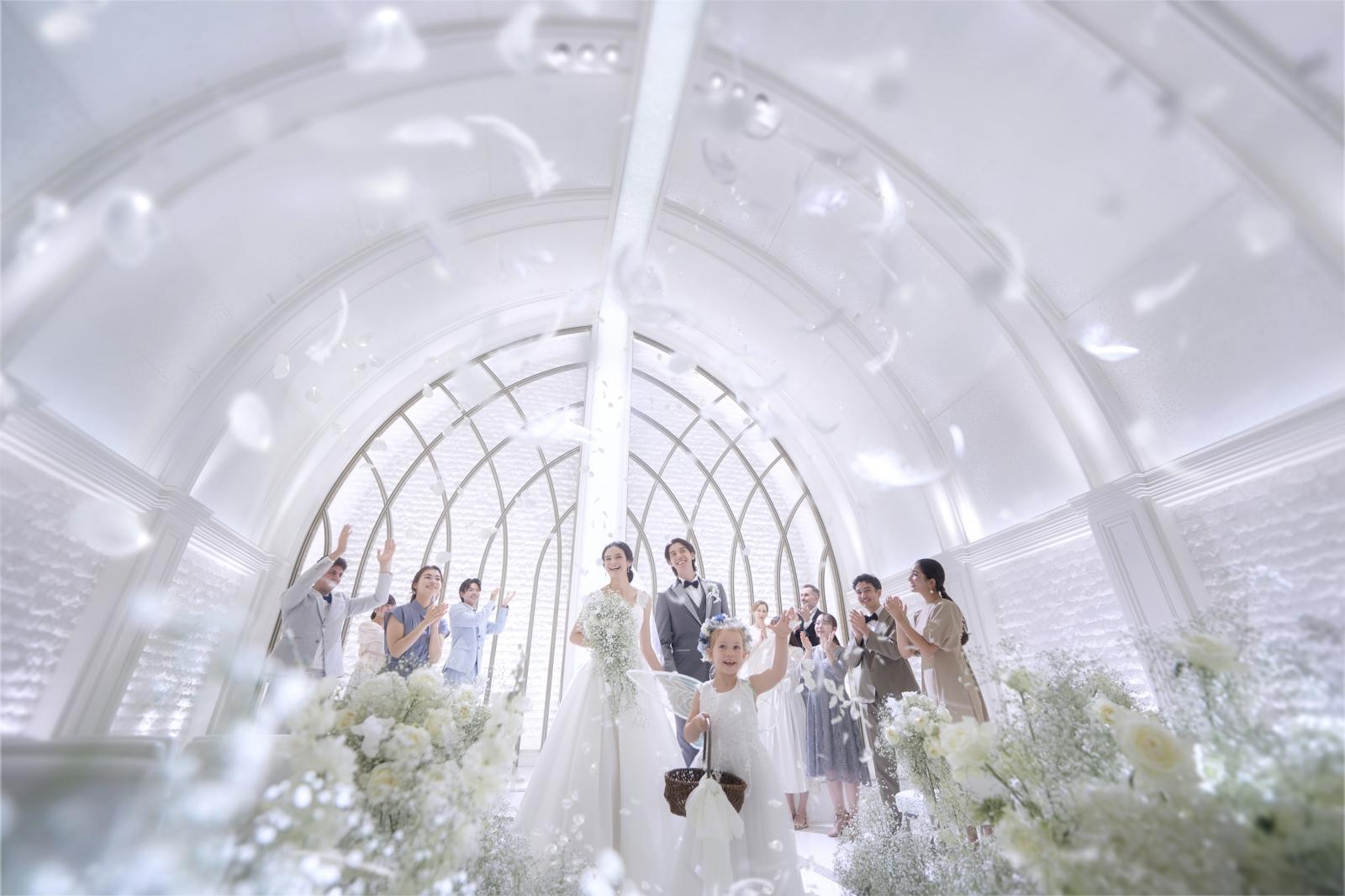 【アルマリアン】天高7m・バージンロード12mのスケール感を誇る正統派の白チャペルで感動的な一日を。調光もおふたりの希望に合わせて変更できるので、明るさを落とした厳粛な雰囲気も素敵。