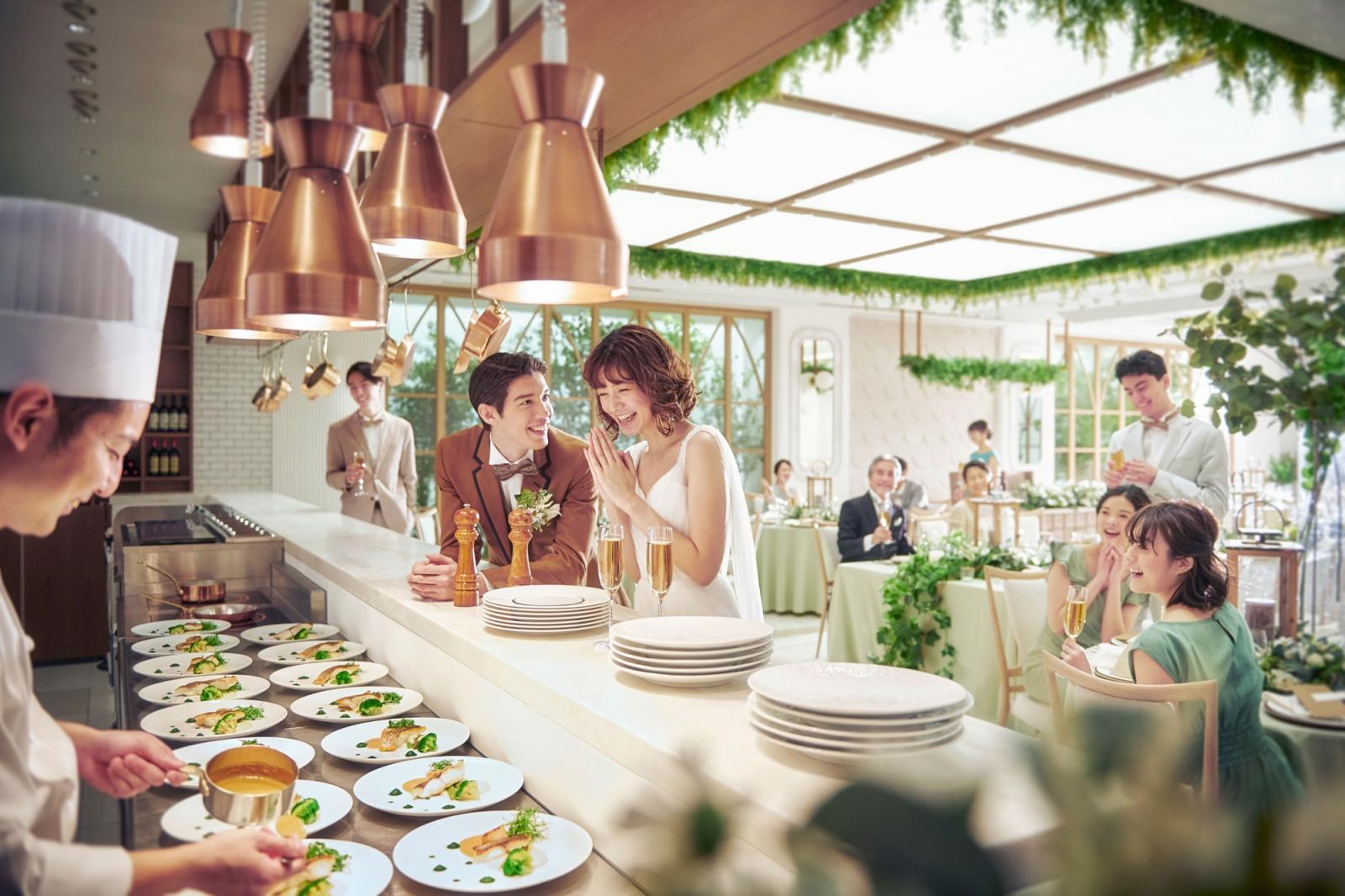 【アルマリアン】壁一面に広がるオープンキッチンで繰り広げられる料理パフォーマンスはゲストにも好評