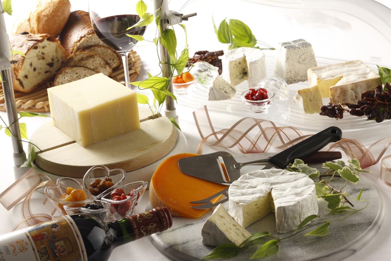 【北海道】自然豊かな牧場でつくられた新鮮なチーズとおふたりの生まれ年ワイン