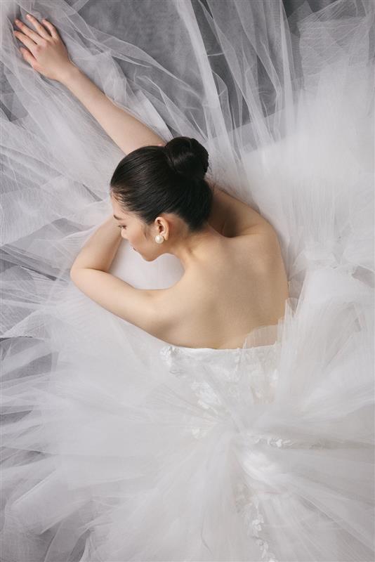 繊細なチュールと柔らかな光が、花嫁の内なる美しさを引き出す