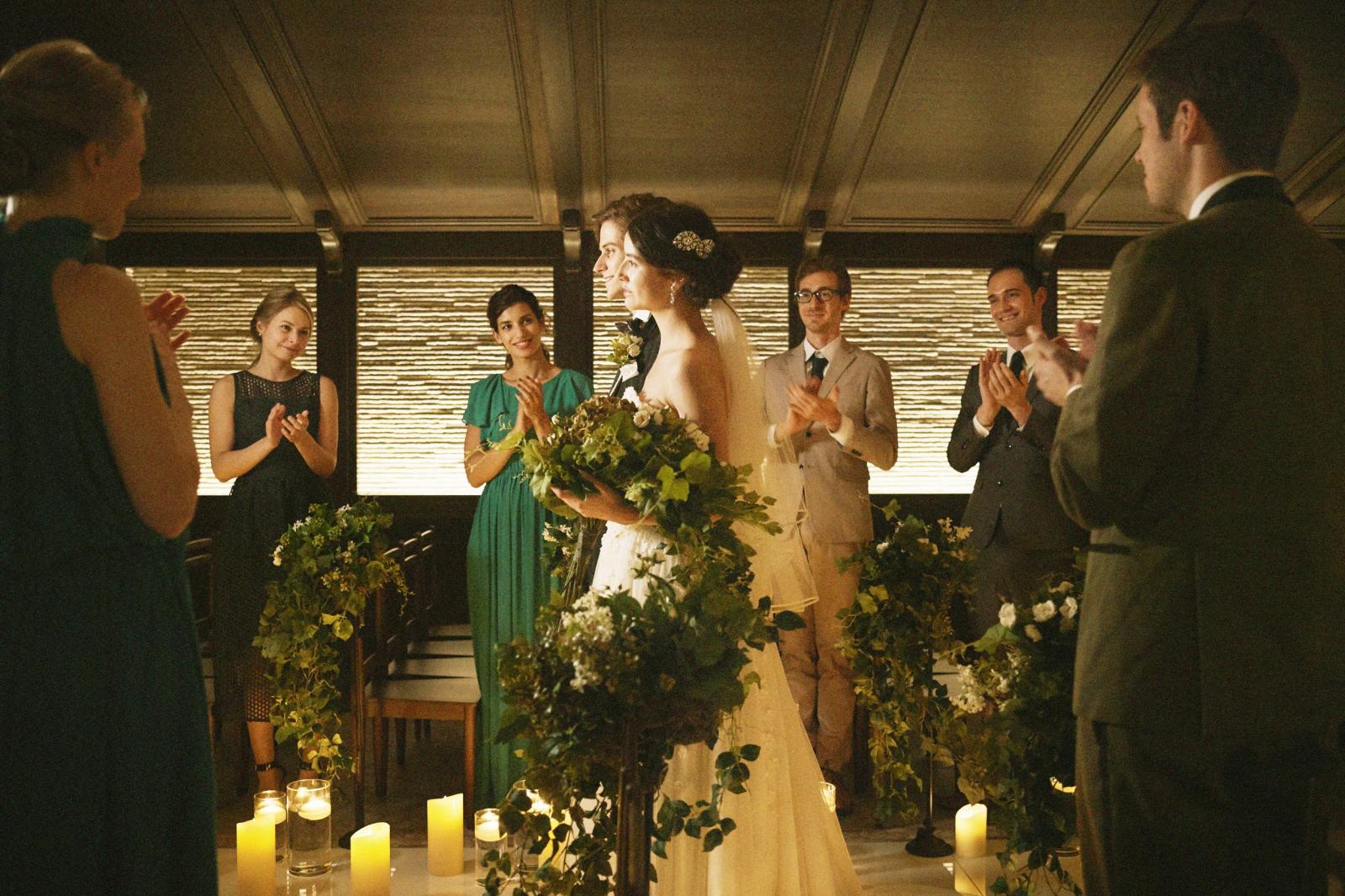 厳粛な雰囲気に、オルガンの生演奏が相まって感動的な入場シーンを演出