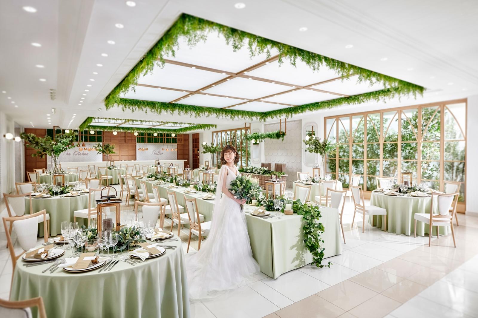 屋内ながらも緑が眺められるナチュラルなロケーションでお食事と会話を楽しんで。