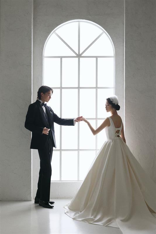 張りのある上質な素材が描く美しいシルエットが、後ろ姿まで気品を宿す