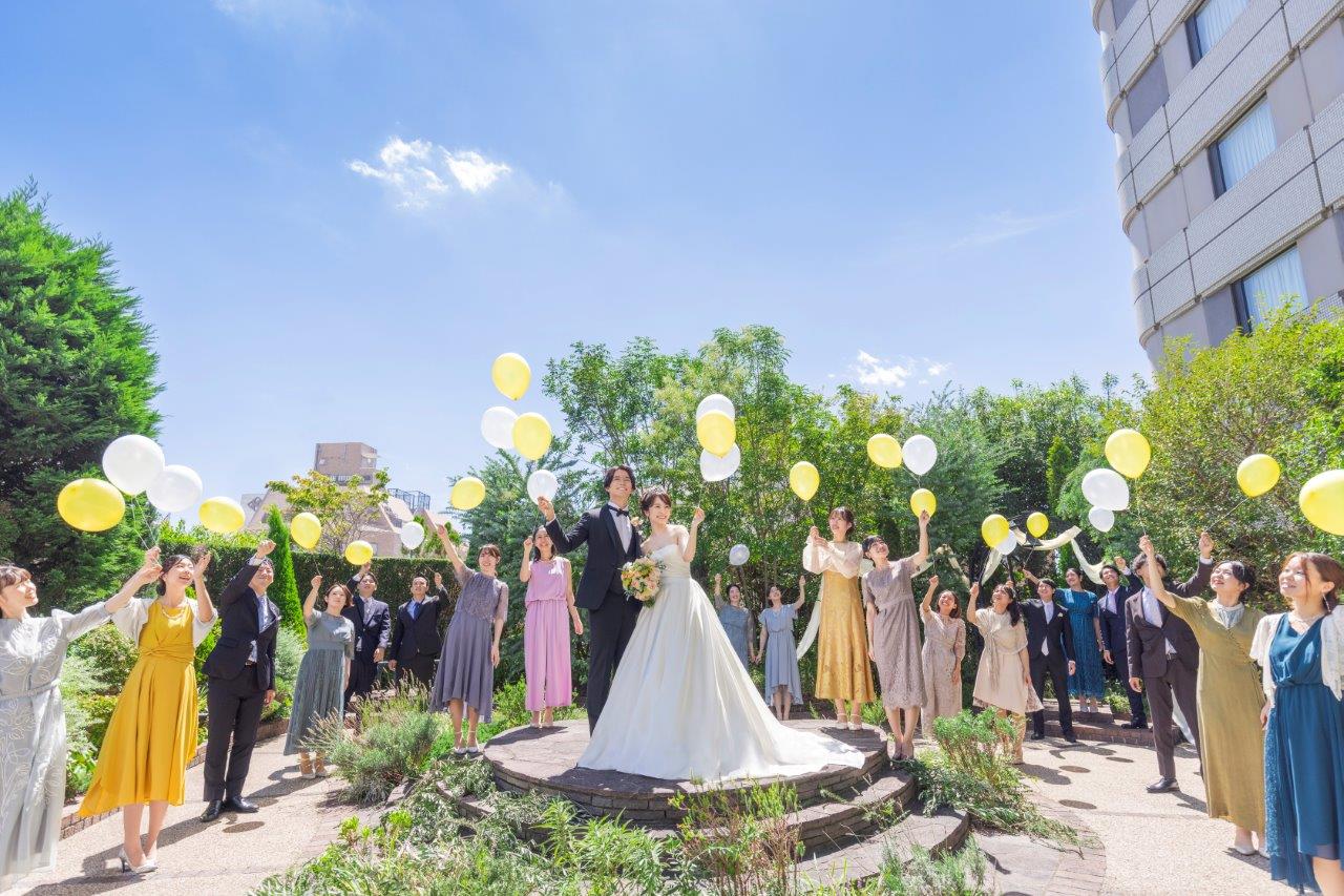 フラワーシャワーやバルーンリリースなど屋外ならではの演出で一体感を楽しんで
