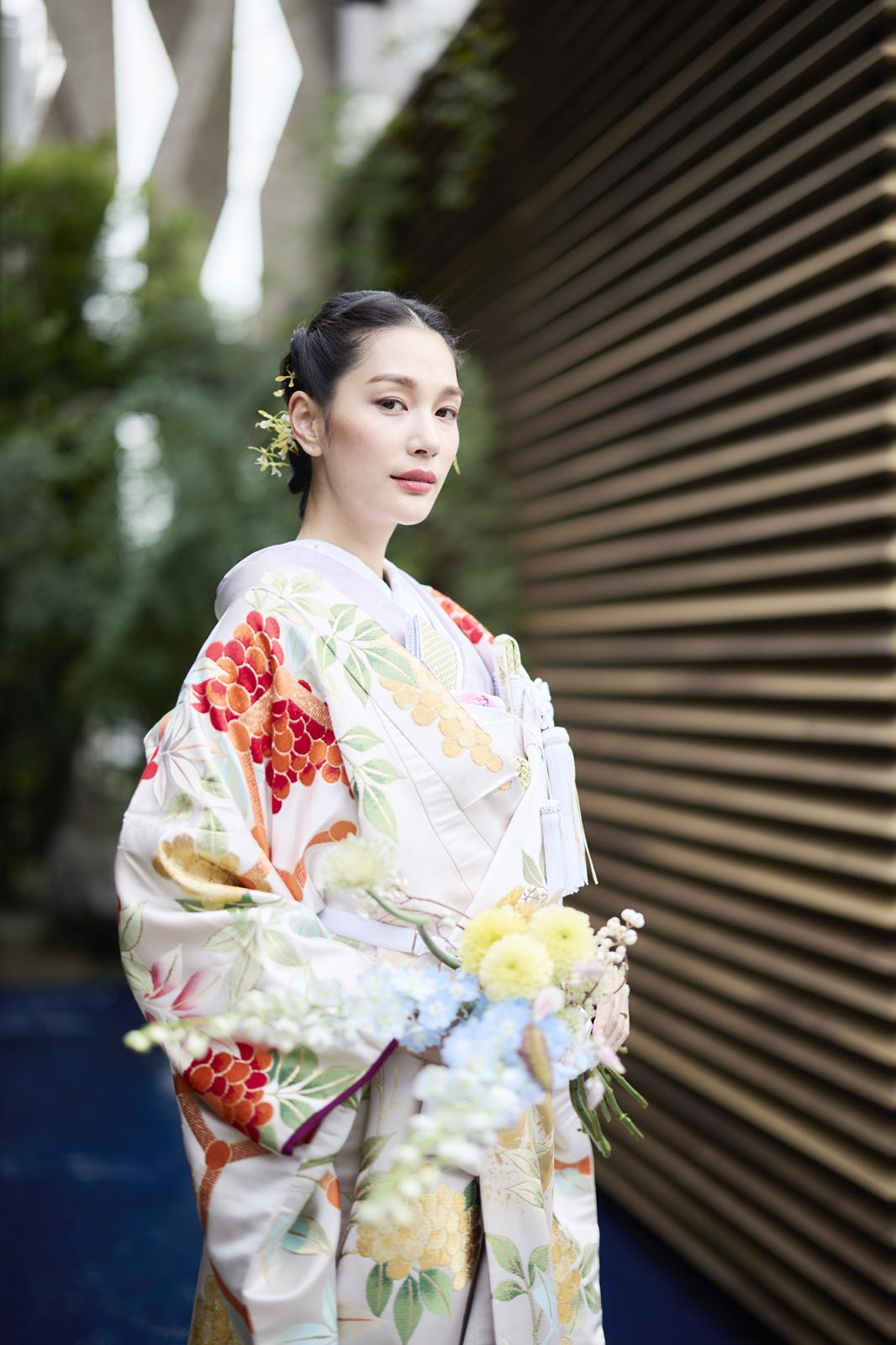 和装の取り揃えも豊富。雰囲気に似合う和モダンな衣裳が多く、前撮りにもご利用可〇
