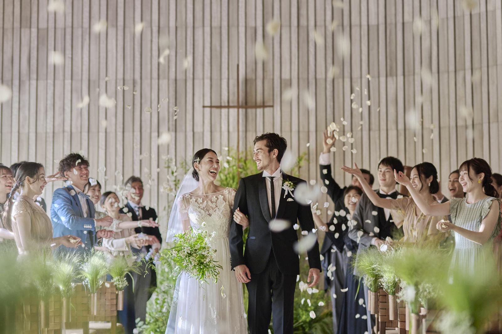 たくさんのゲストからの祝福を受け、退場シーンも一生に一度の思い出に。