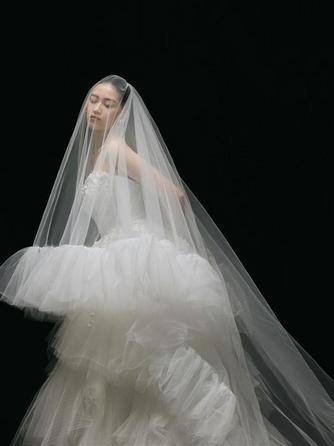 軽やかに揺れるチュールとロングベールが、幻想的な美しさを纏う