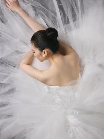繊細なチュールと柔らかな光が、花嫁の内なる美しさを引き出す
