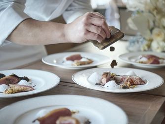 料理はオートクチュールすることもできるので、故郷の食材を使うなどふたりらしくアレンジして