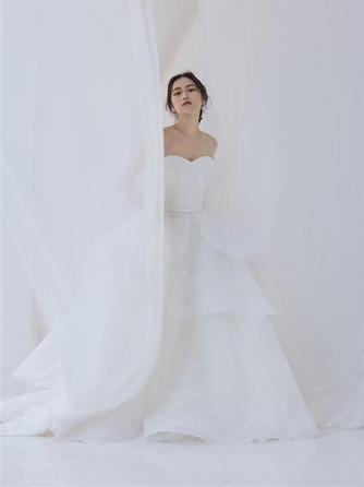 花びらのように重なり合う繊細な美しさと、凛とした可憐さをまとう一着
