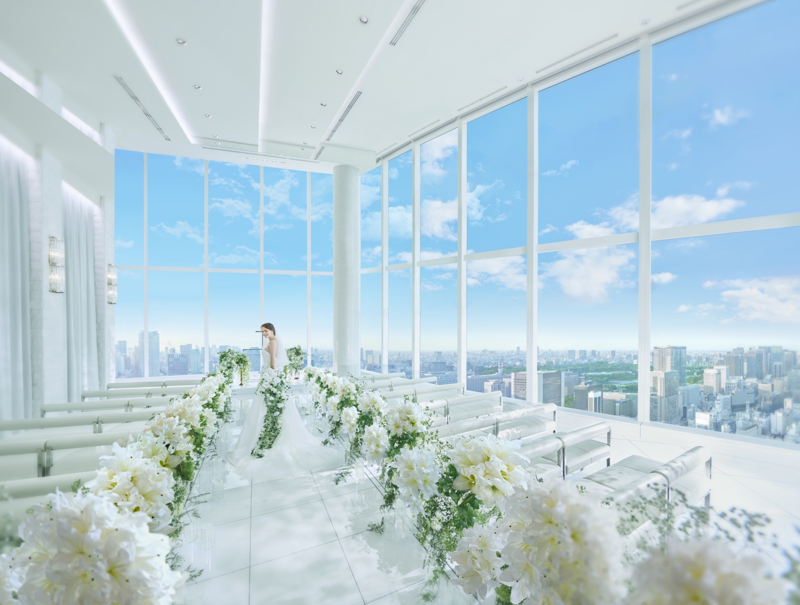 東京を一望する贅沢なロケーションを独り占めに。青空を望む開放的なチャペルは、花嫁の透明感をより一層惹きたてる。