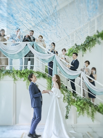 折り返しながらゆっくりと降りることができる大階段で、ゲストへ美しいドレス姿をお披露目