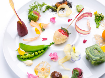 12種類の新鮮な野菜やフルーツを時計に見立てた盛り付け。産地と鮮度にこだわり、素材の旨味が楽しめる。