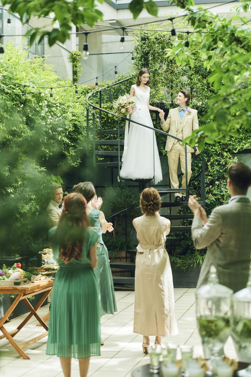 ゲストが待つガーデンへの階段入場も。祝福の拍手に包まれて