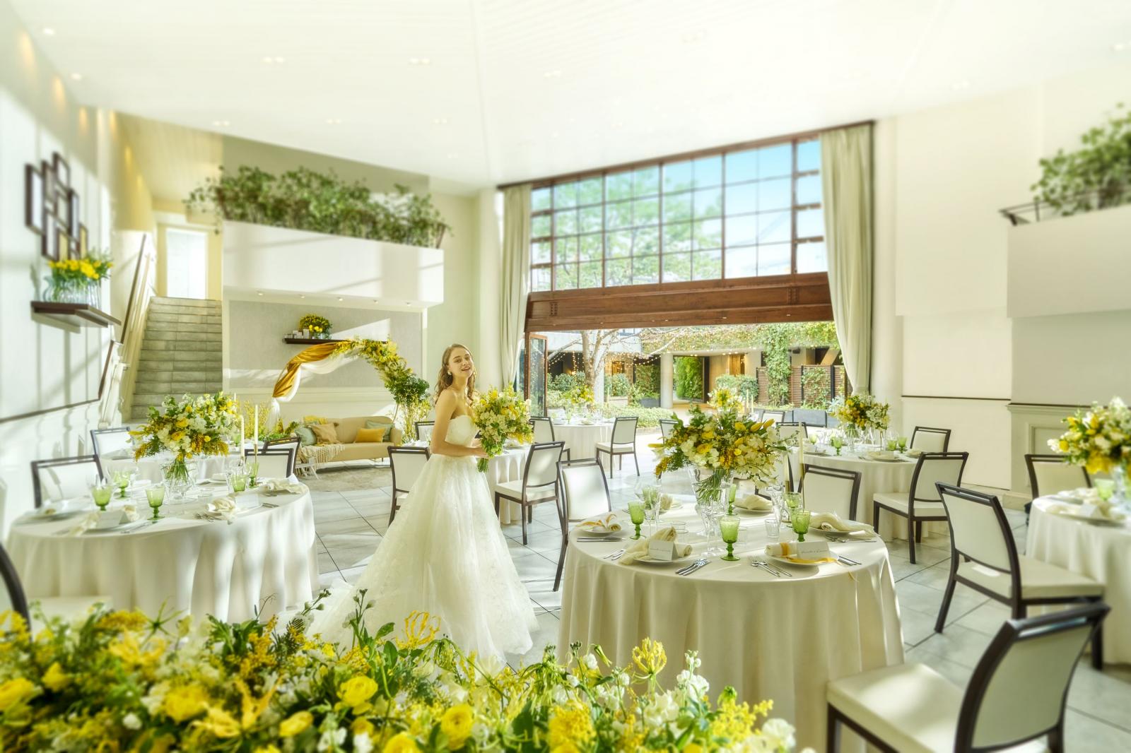 大きな窓からやさしい光が差し込む、抜群の開放感が魅力のパーティ会場