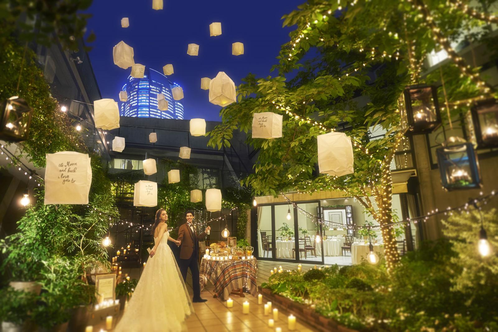 昼間の雰囲気とは異なる、幻想的なナイトパーティも人気