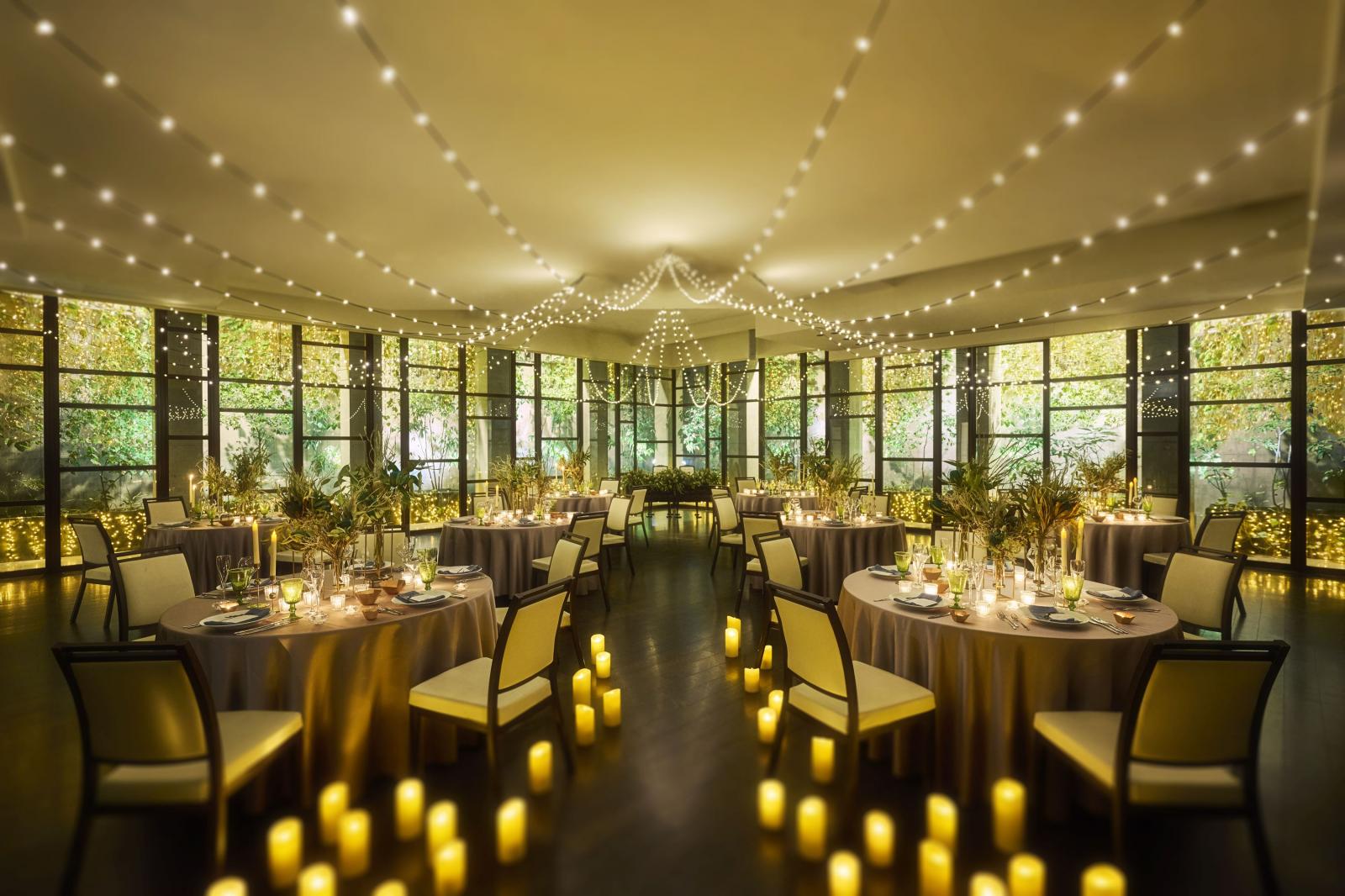 グリーンとイルミネーションに彩られた上質空間。