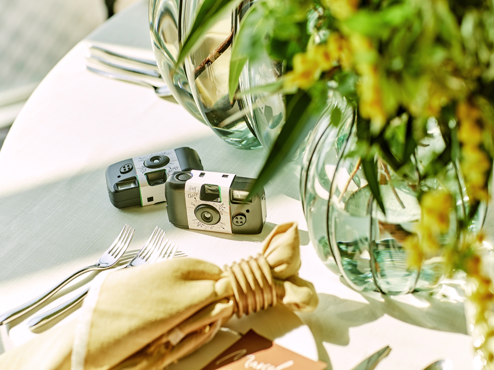 ゲストにご自由に撮影いただくインスタントカメラ。仕上がりの風合いがお洒落と再びトレンド