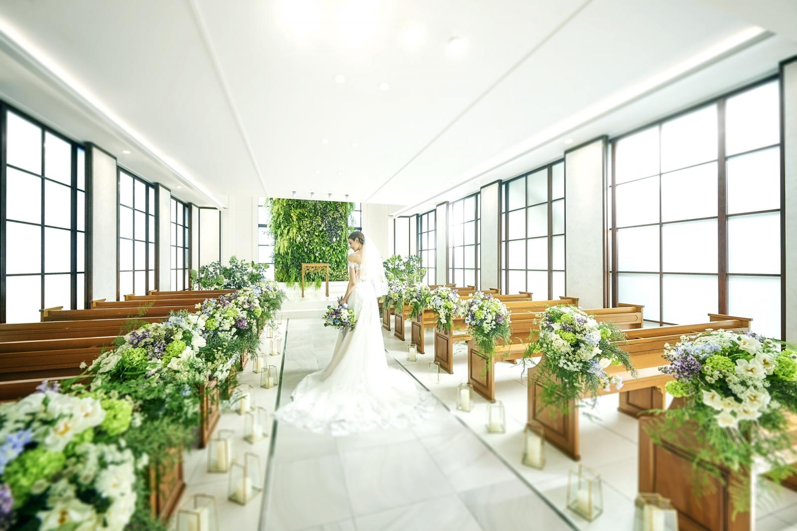 白基調に緑のアレンジメントが映え、上品さとナチュラルが融合した美空間。サイドのすりガラスはレフ板効果を果たしてくれるので写真写りが抜群！女性誌の撮影などでも起用されている