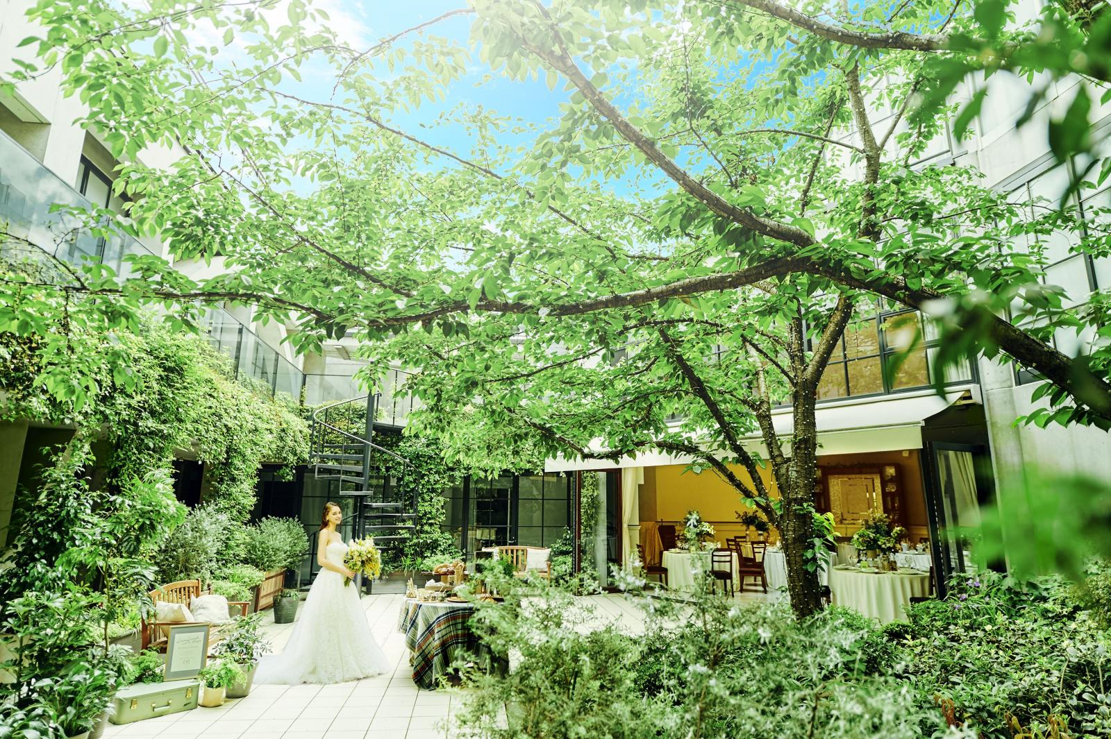 入口を抜けるとまず目に飛び込んでくるのは、都会の景色と緑が共存するお洒落なガーデンテラス